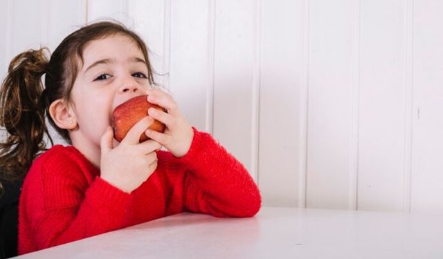 3 yaşından küçük çocuklara fındık, fıstık, ceviz, çekirdek, elma, havuç verirken aman dikkat!